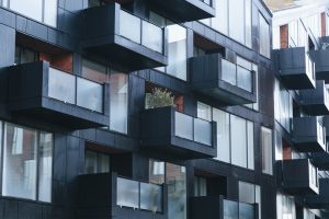 Vue d'un immeuble noir avec des balcons
